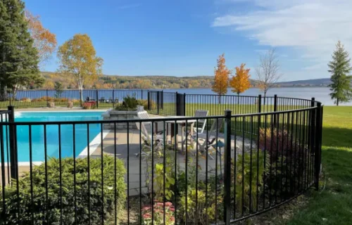 Clôture en fer autour d'une piscine à Québec