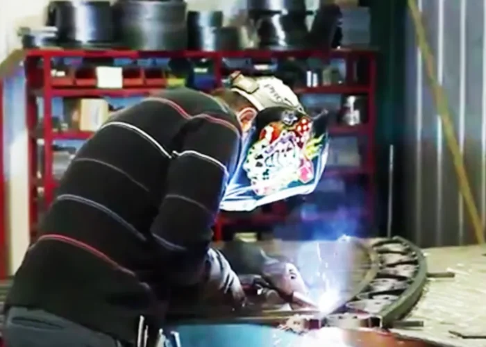 Soudeur qui fabrique une clôture au Québec