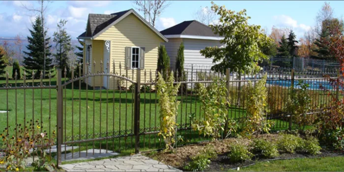 Clôture fabriquée puis transportée et installée au Québec