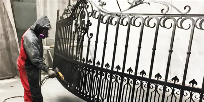 Clôture peinturée avec une peinture à base de poudre de polyester cuite au four, extrêmement résistante aux conditions climatiques du Québec