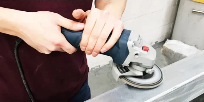 Préparation de surface. Travail de finition sur les clôtures au Québec