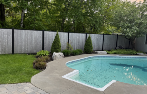 Clôture en bois naturel sur structure acier, installation résidentielle, Beauport