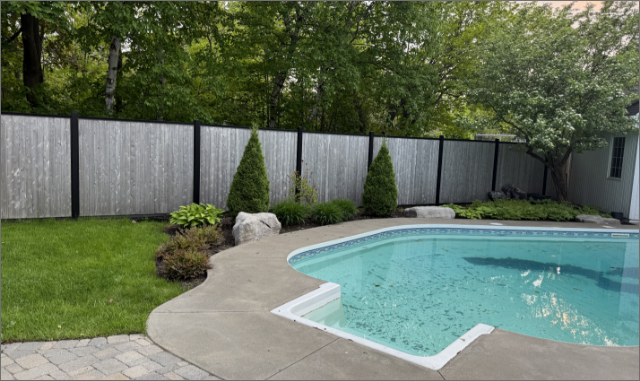 Clôture en bois naturel sur structure acier, installation résidentielle, Beauport