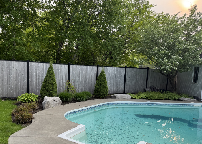 Clôture en bois de cèdre naturel sur structure acier, installation résidentielle, Québec