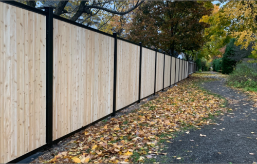 Clôture mixte bois et métal, finition naturelle, cour avant, Val-Bélair
