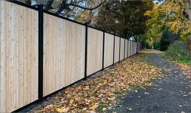 Clôture mixte bois et métal, finition naturelle, cour avant, Val-Bélair