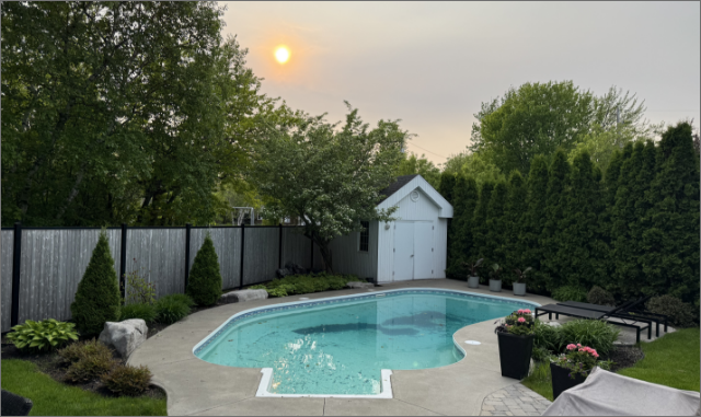 Clôture en bois naturel sur structure acier, installation résidentielle, Beauport