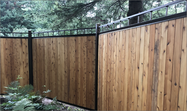 Clôture mixte bois et acier, périmètre de piscine, région de Québec
