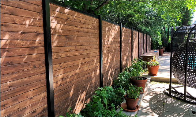 Clôture en cèdre avec structure en acier, résidence haut de gamme, Québec