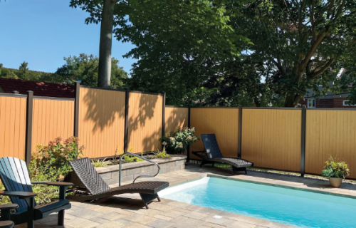 Clôture en bois avec cadre et poteaux en acier, résidence unifamiliale, région de Québec