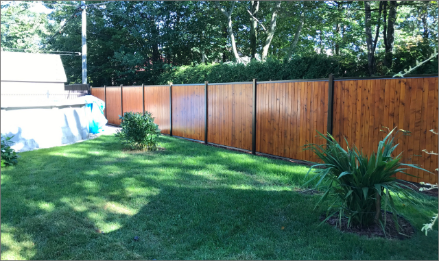 Clôture en planches de bois verticales, poteaux acier galvanisé, Sainte-Foy