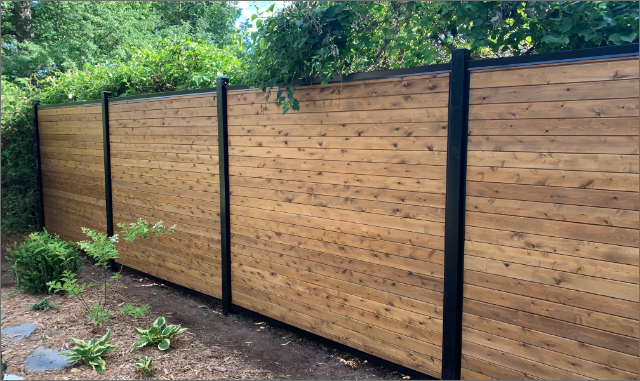 Clôture en bois horizontal sur cadre acier, design contemporain, Québec