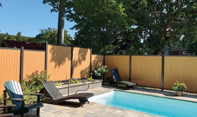 Clôture en bois avec cadre et poteaux en acier, résidence unifamiliale, région de Québec