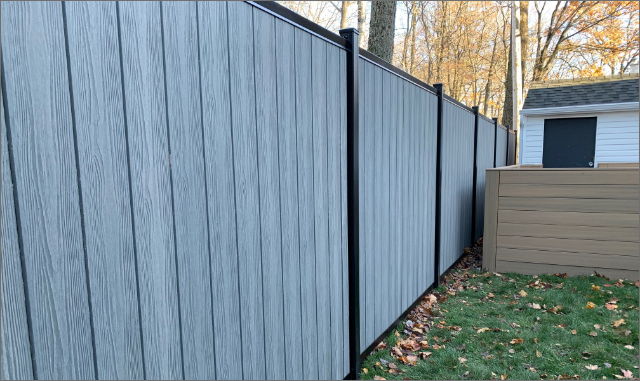 Clôture en composite sur structure acier, délimitation de terrain, Sainte-Foy