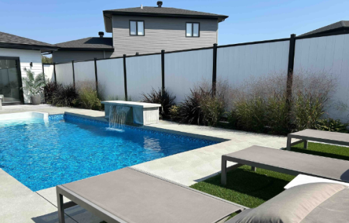 Clôture en composite et acier, résidence unifamiliale, région de Québec