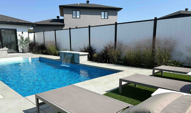 Clôture en composite et acier, résidence unifamiliale, région de Québec