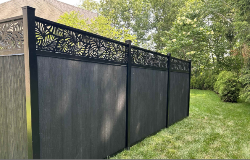 Clôture en composite avec panneau découpé au laser, design personnalisé, clôture résidentielle, Québec