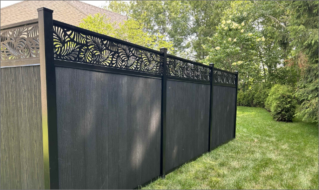Clôture en composite avec panneau découpé au laser, design personnalisé, clôture résidentielle, Québec