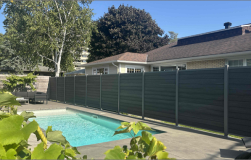 Clôture en composite sur structure acier, délimitation de terrain, Sainte-Foy