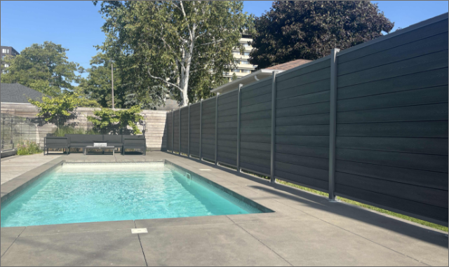 Clôture mixte composite et acier, projet résidentiel, Saint-Nicolas