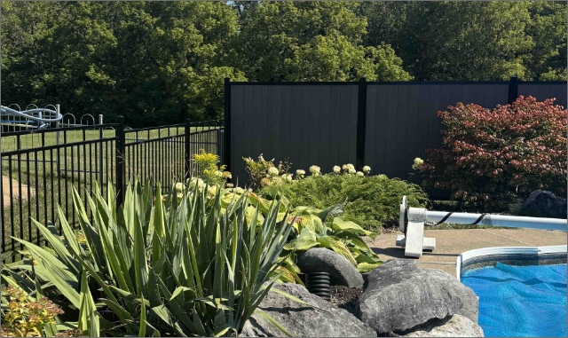 Clôture en composite avec cadre et poteaux acier, installation résidentielle, Beauport