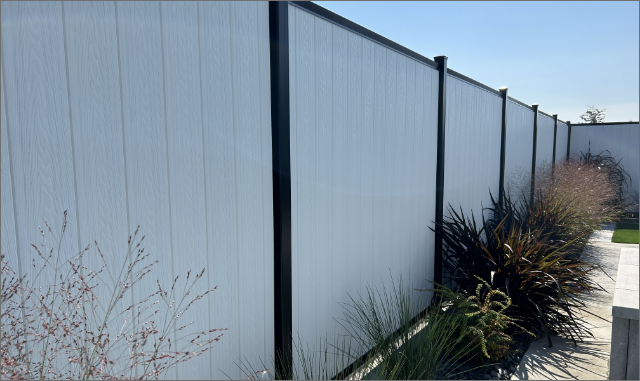 Clôture mixte acier et composite, aménagement paysager, Val-Bélair