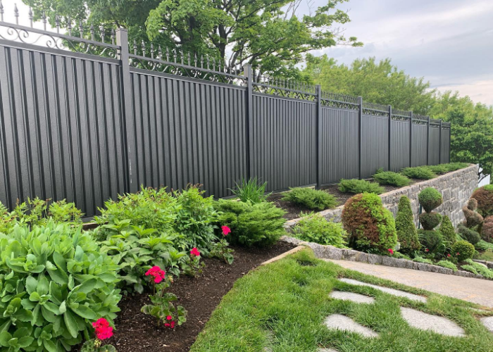 Clôture en panneaux d'acier, finition ornementale, projet résidentiel, Saint-Augustin-de-Desmaures