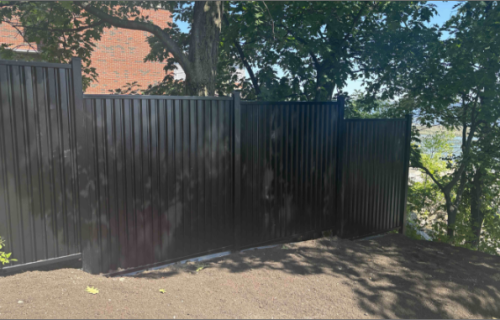 Clôture en panneaux d'acier design épuré, lignes droites, installation résidentielle, Québec