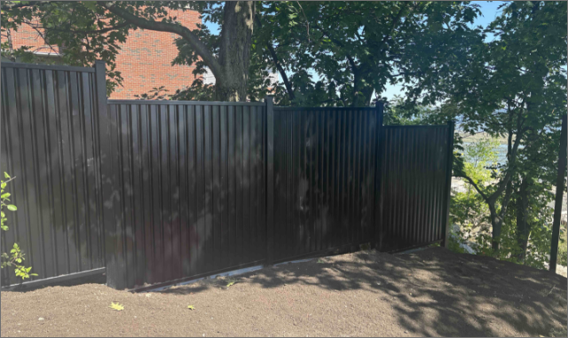 Clôture en panneaux d'acier design épuré, lignes droites, installation résidentielle, Québec