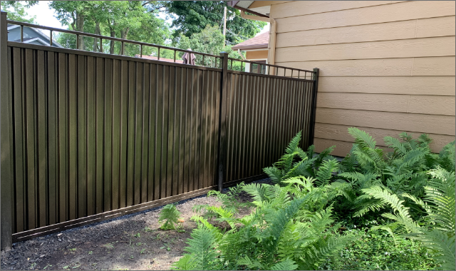 Clôture en panneaux d'acier avec têtes décoratives ornementales, résidence unifamiliale, Québec