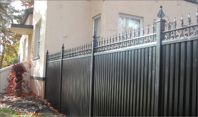 Clôture acier à têtes ornementales, délimitation de terrain, Charlesbourg