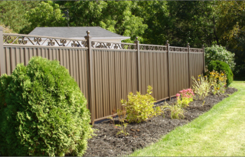 Clôture en panneaux d'acier, têtes décoratives, installation résidentielle, Beauport