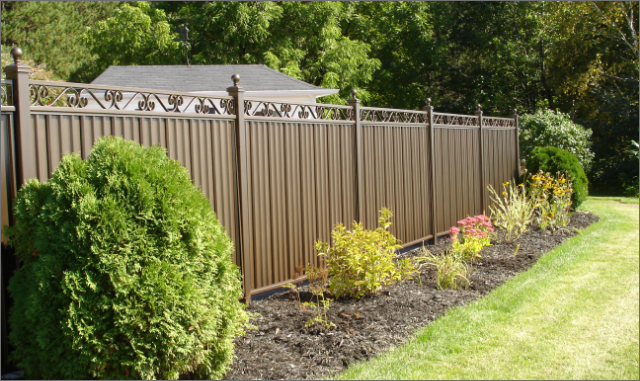 Clôture en panneaux d'acier, têtes décoratives, installation résidentielle, Beauport