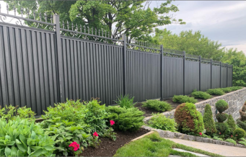 Clôture en panneaux d'acier, finition ornementale, projet résidentiel, Saint-Augustin-de-Desmaures