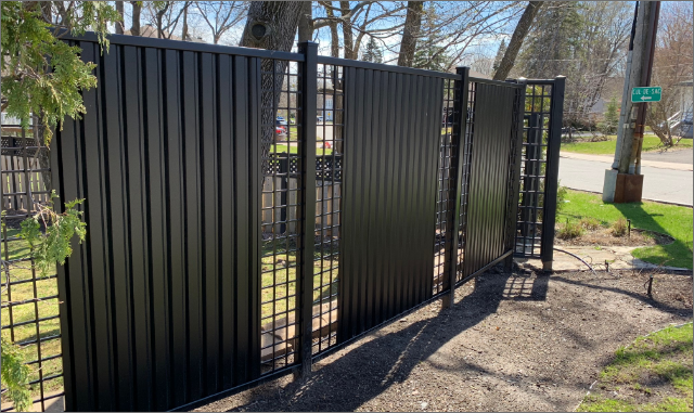 Clôture en panneaux d'acier sur mesure, fabrication personnalisée, région de Québec