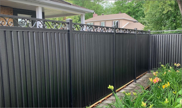 Clôture en panneaux d'acier avec têtes décoratives, cour avant, Sainte-Foy
