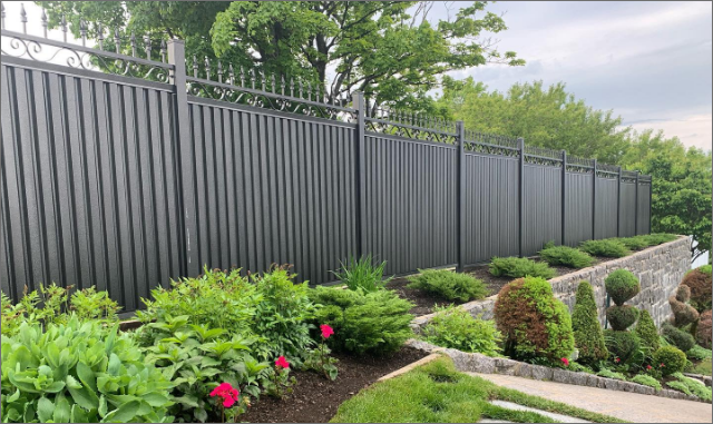 Clôture en panneaux d'acier, finition ornementale, projet résidentiel, Saint-Augustin-de-Desmaures