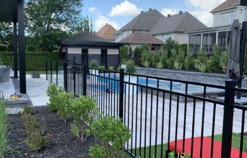 Clôture en fer ornemental noir, résidence unifamiliale, région de Québec