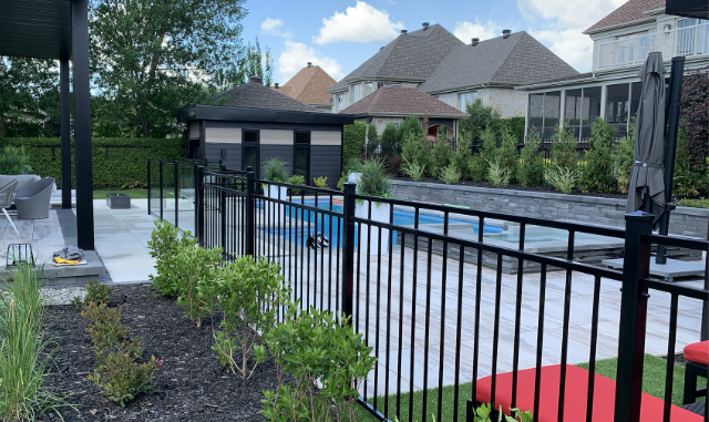 Clôture en fer ornemental noir, résidence unifamiliale, région de Québec