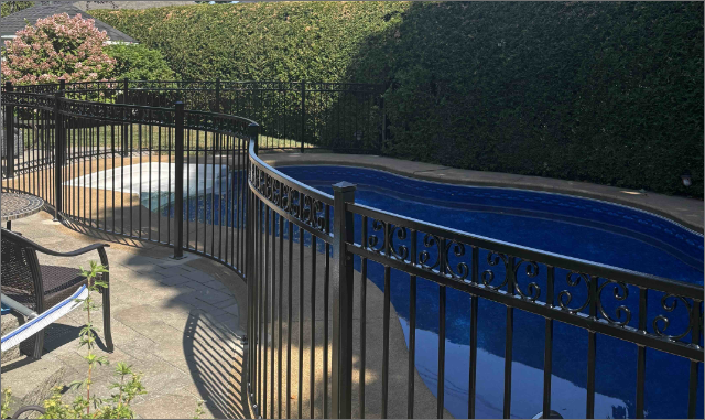 Clôture en courbe en fer ornemental, Acier Galvanisé, durable à Québec, Lévis