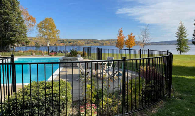 Clôture ornementale à barreaux droits, installation résidentielle