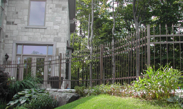 Clôture résidentielle en fer ornemental, sécuritaire et durable à Québec, Lévis,