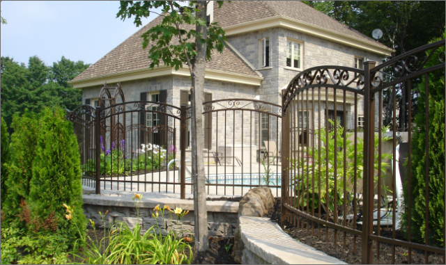 Clôture résidentielle en fer ornemental, sécuritaire et durable à Québec, Lévis,