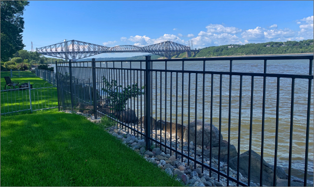 Clôture résidentielle en fer ornemental, sécuritaire et durable à Québec, Lévis, Beauport