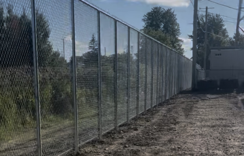 Clôture en maille de chaîne galvanisée, site commercial, Beauport