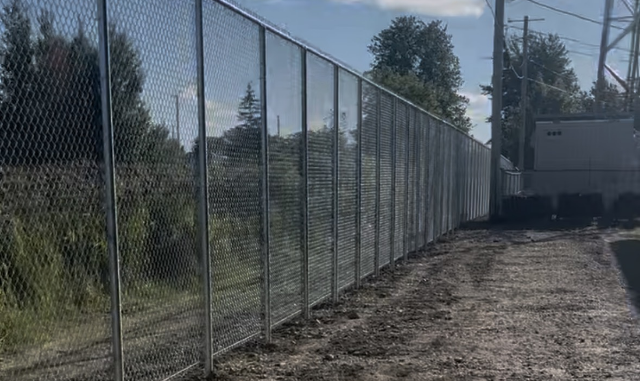 Clôture en maille de chaîne galvanisée, site commercial, Beauport