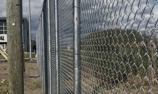 Clôture maille de chaîne galvanisée, périmètre commercial, Charlesbourg
