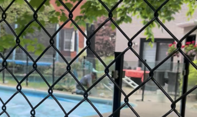 Clôture en maille de chaîne noire, délimitation de terrain, Saint-Augustin-de-Desmaures