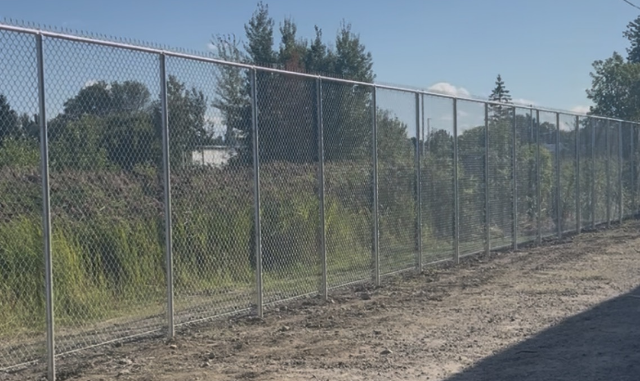 Clôture en maille de chaîne galvanisée, installation commerciale, région de Québec