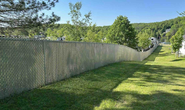 Clôture en maille de chaîne avec lattes d'intimité couleur taupe, résidence unifamiliale, Québec